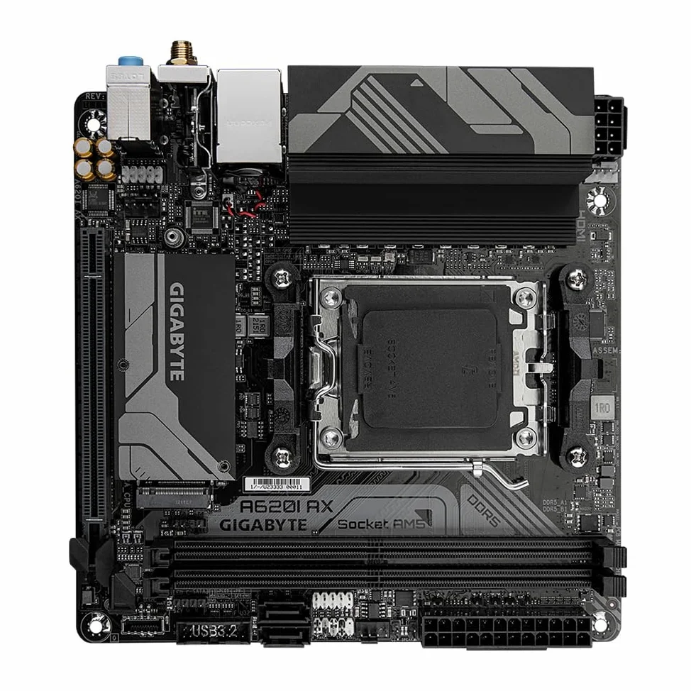 GIGABYTE A620I AX Scheda madre - Supporta CPU AMD Ryzen 8000, VRM digitale a 5+2+1 fasi, fino a 6400MHz DDR5 (OC), 1xPCIe 4.0 M.2, Wi-Fi 6E, LAN 2.5GbE, USB 3.2 Gen 2