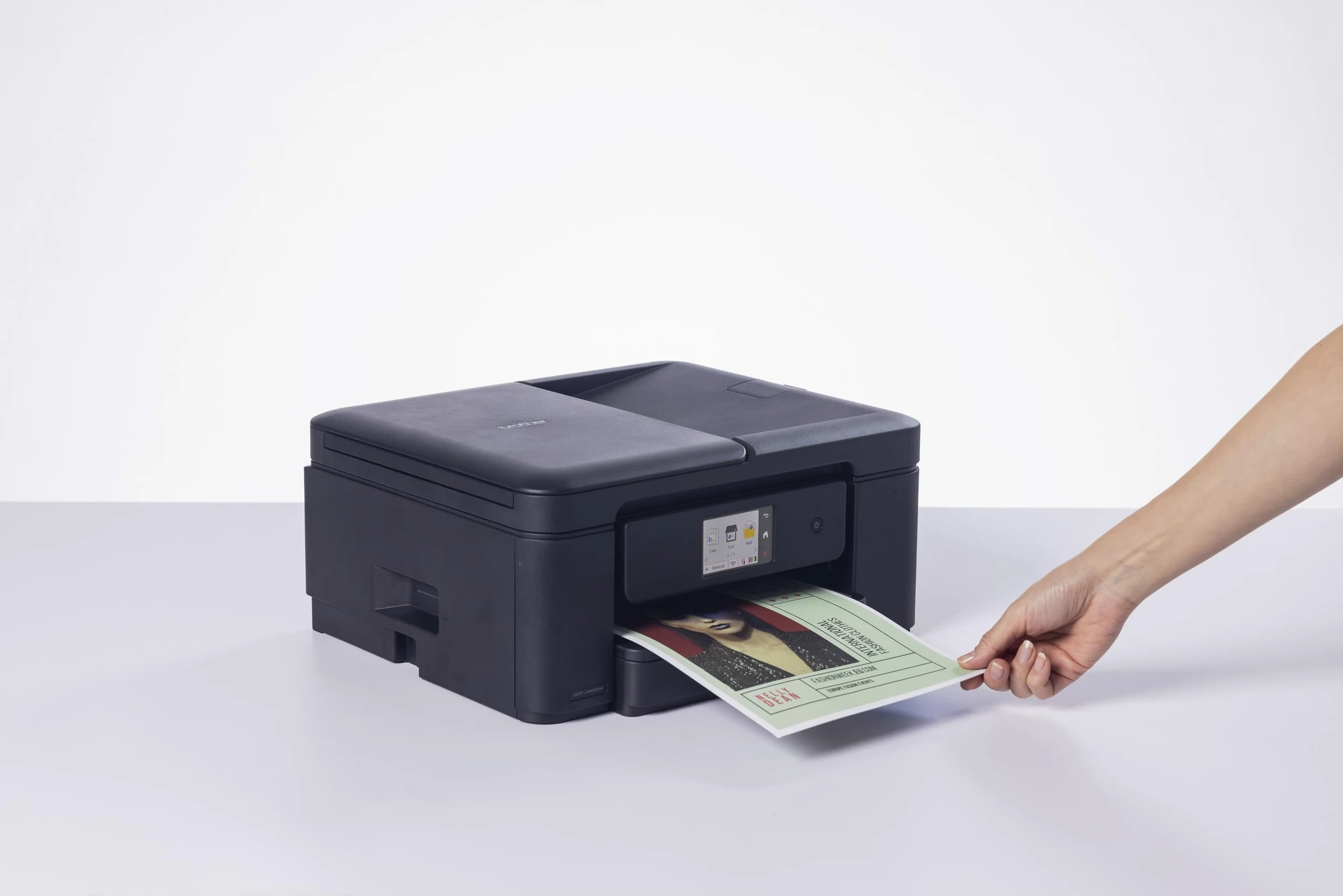 Brother DCPJ1460DW |Multifunzione inkjet a colori | 16 ipm |Duplex in stampa |Touchscreen 6.8 cm |Cassetto 150 e ADF 20 fogli |WiFi e USB |Stamp e Scan mobile|Cartucce inbox da 200 pag