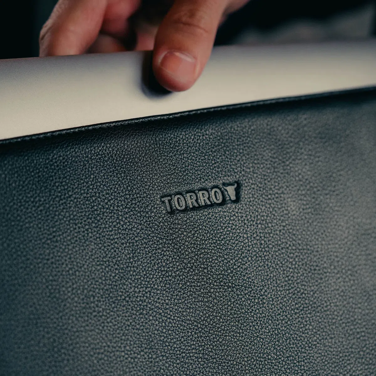 TORRO Custodia per computer portatile– Cover per computer portatile in vera pelle compatibile con Apple MacBook Pro e MacBook Air da 13 pollici / 14 pollici (Nero)