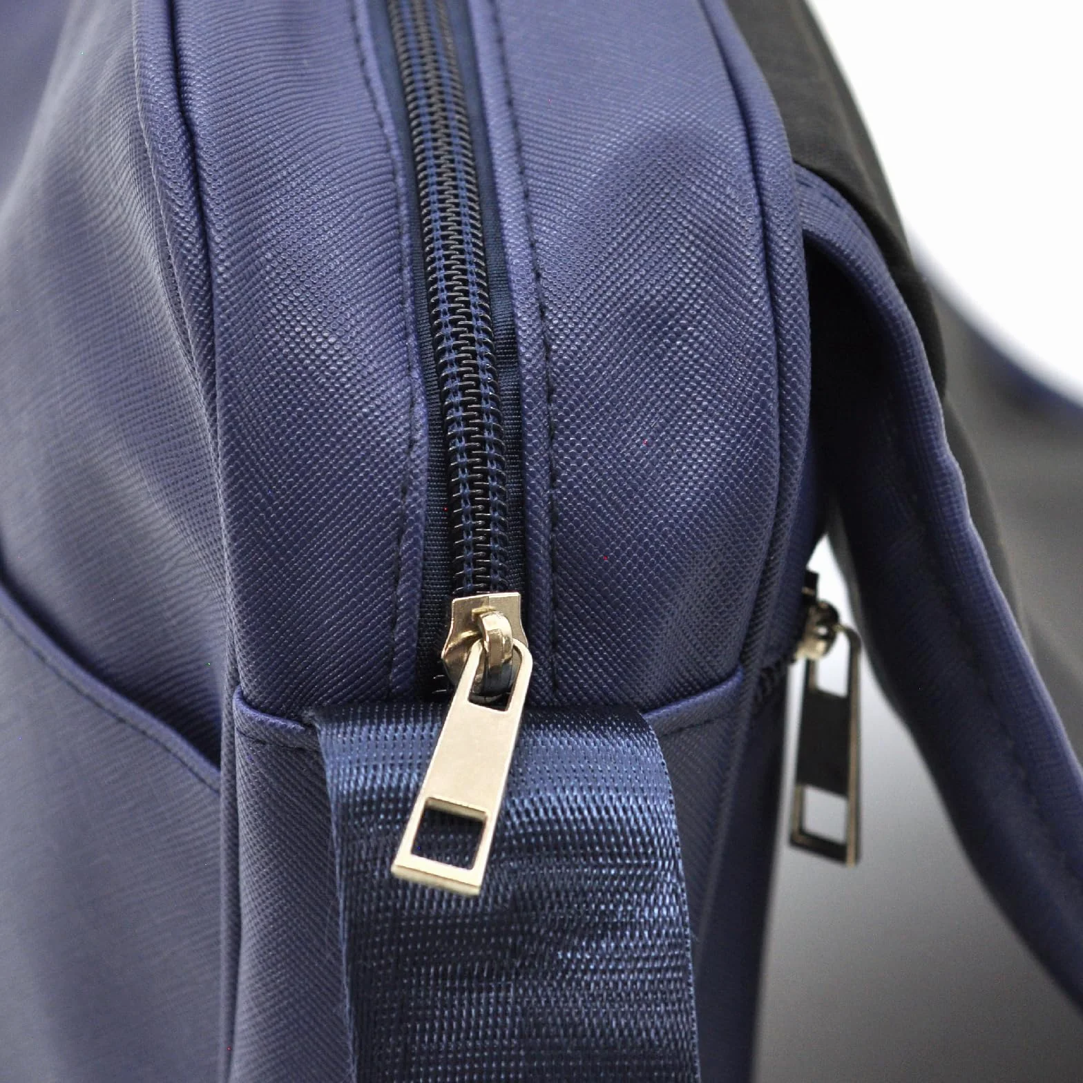 Borsa Messenger in Tessuto Tecnico, Porta Laptop 35x23x13cm, Blu Navy, Tracolla Regolabile per Ufficio e Lavoro
