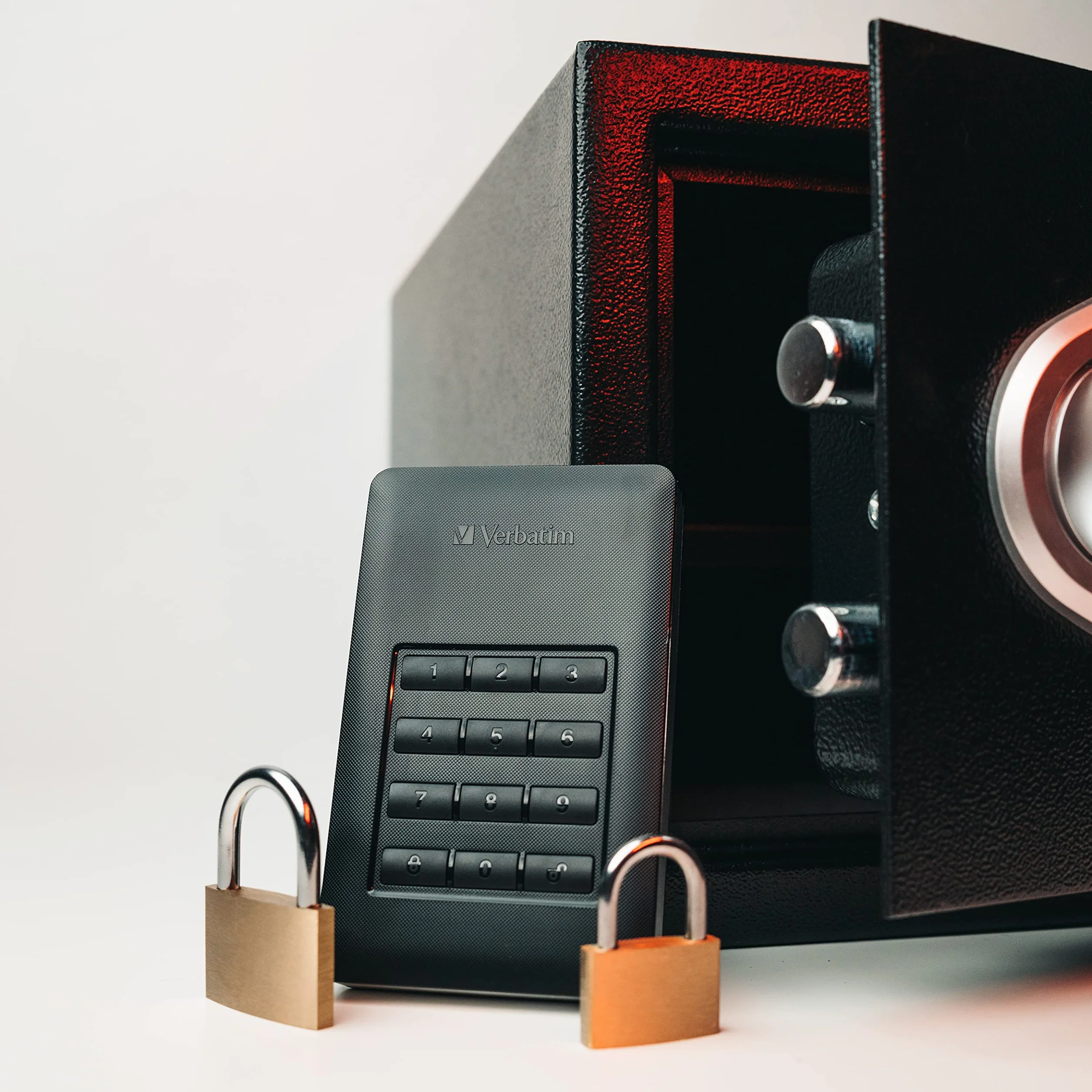 Disco rigido esterno Verbatim Store 'n' Go Secure Portable I da 2 TB I Black I con Code Access I USB 3.2 GEN 1 I Disco rigido esterno I per Windows e MacOSX I Disco rigido portatile I Disco rigido USB