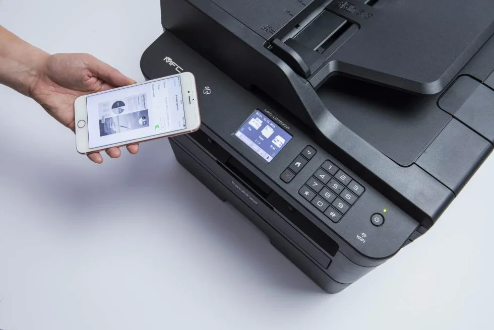 Brother MFC-L2750DW Stampante Multifunzione Laser 4 in 1 Bianco e Nero, Velocità di Stampa 34 ppm, Scheda di Rete Cablata, Wi-Fi, NFC, Fronte-Retro Automatico, ADF da 50 Fogli, Display Touchscreen