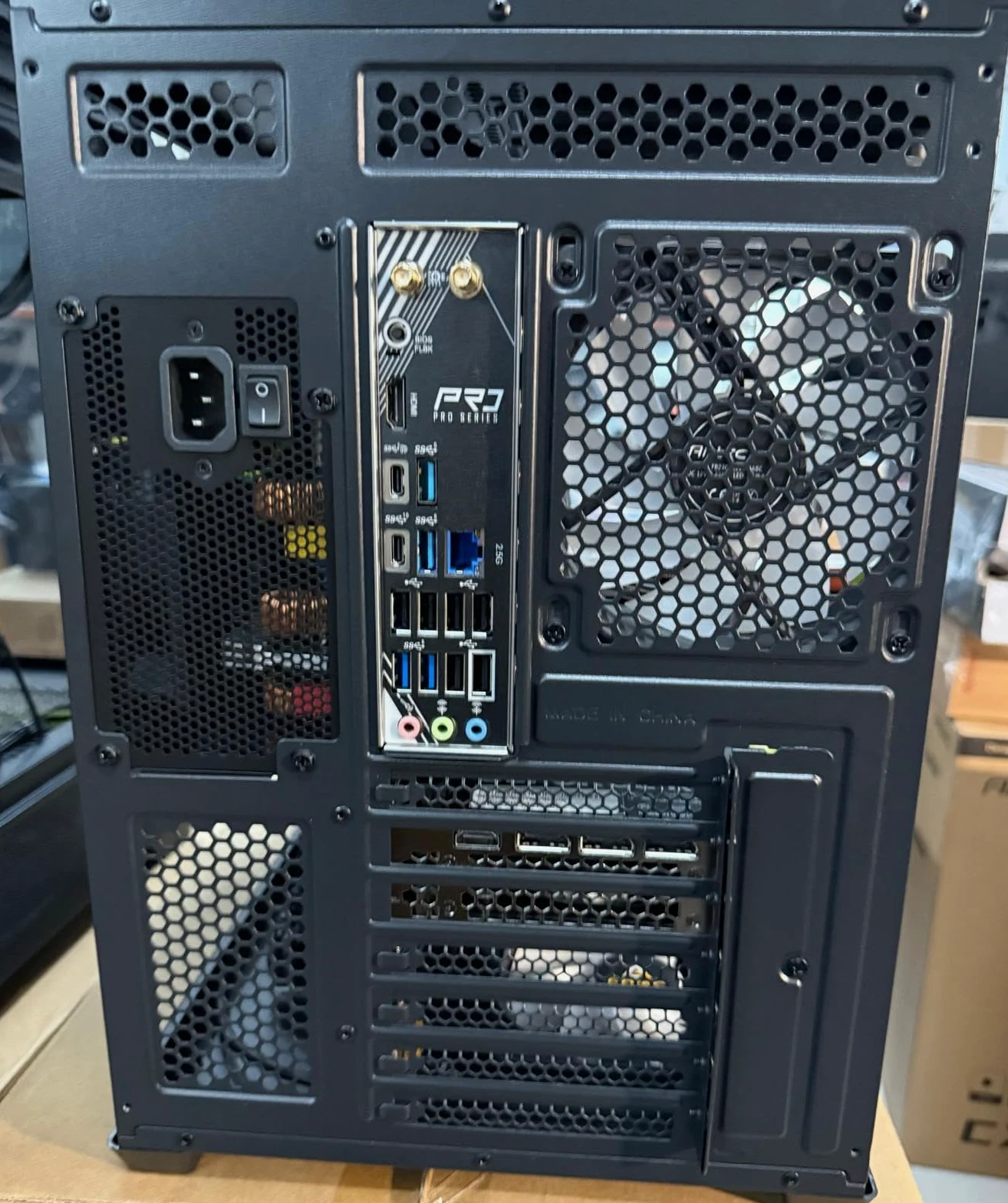 EMCA4 Computer Gaming PC Assemblato Ryzen 9 9950X3D - RTX 5080 16GB - SSD M.2 1TB nvme Gen4 - Ram 64GB DDR5 6000mhz EXPO - ARGB - Windows 11 - WIFI + BLUETOOTH - DIssipatore a liquido 360mm NERO
