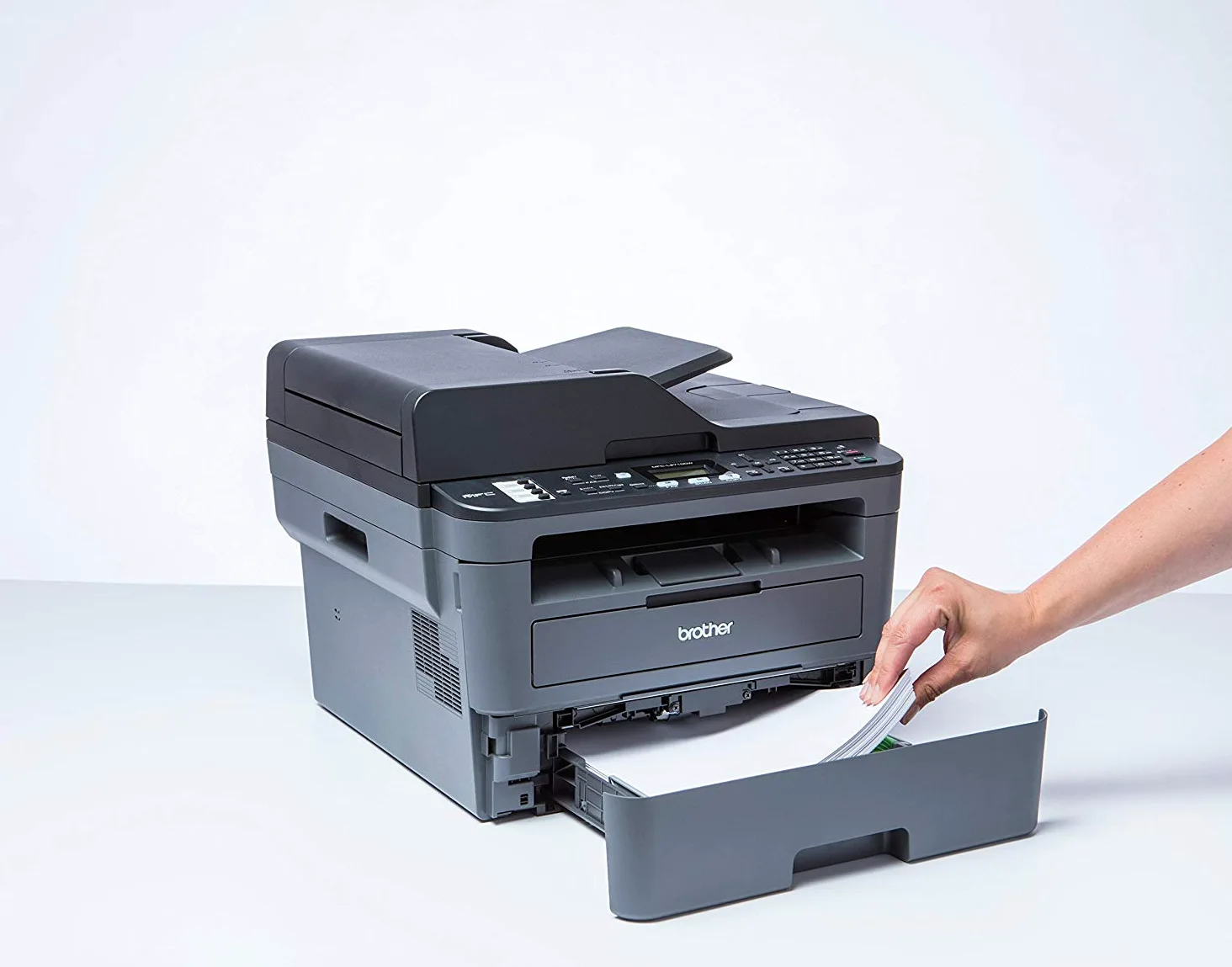 Brother mfcl2710dw — Stampante laser multifunzione monocromatica con fax e stampa (30 ppm fronte/retro, USB 2.0, Ethernet, WiFi Direct, processore da 600 MHz, 64 MB di memoria) grigia