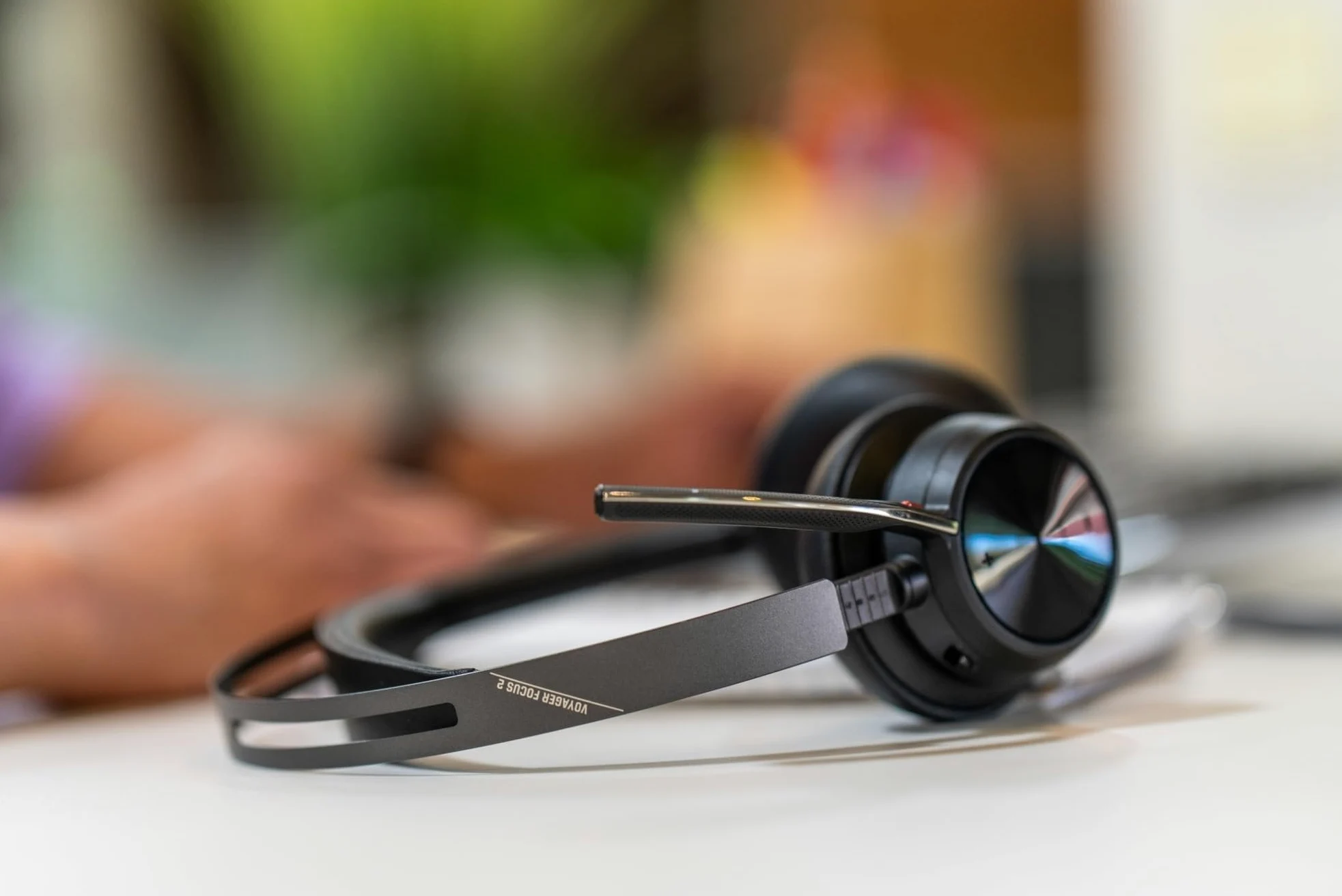 Poly Voyager Focus 2 USB-C-C Headset con adattatore USB-C/A e supporto di ricarica A58JDAA, cancellazione attiva del rumore e microfono con Acoustic Fence