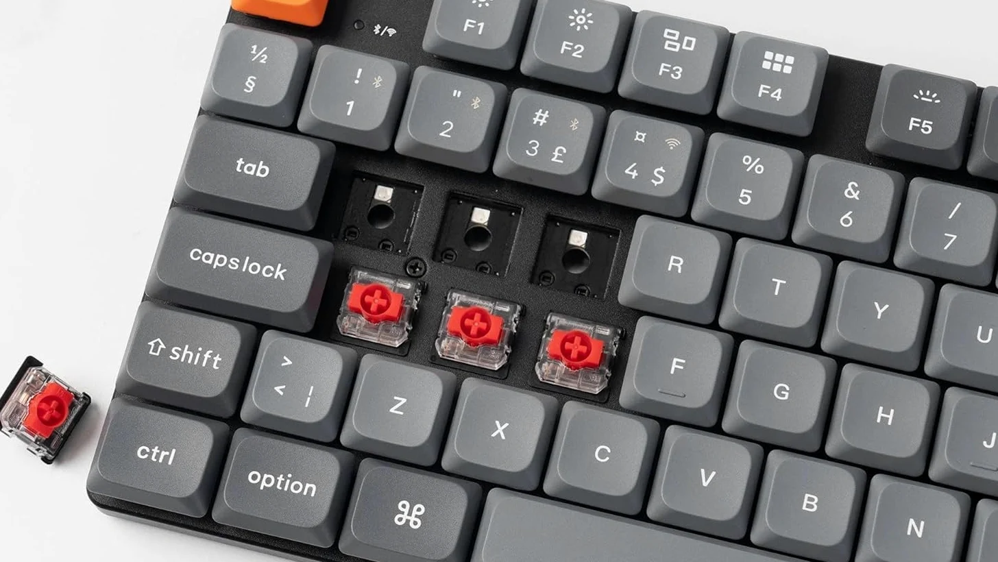 Keychron K5 Max Tastiera Meccanica Wireless – Layout Italiano QWERTY, Tripla Connessione (Bluetooth/2.4GHz/USB-C), Hot-Swappable, Compatibile con Mac/Windows/Linux - Switch Low-Profile Gateron Brown
