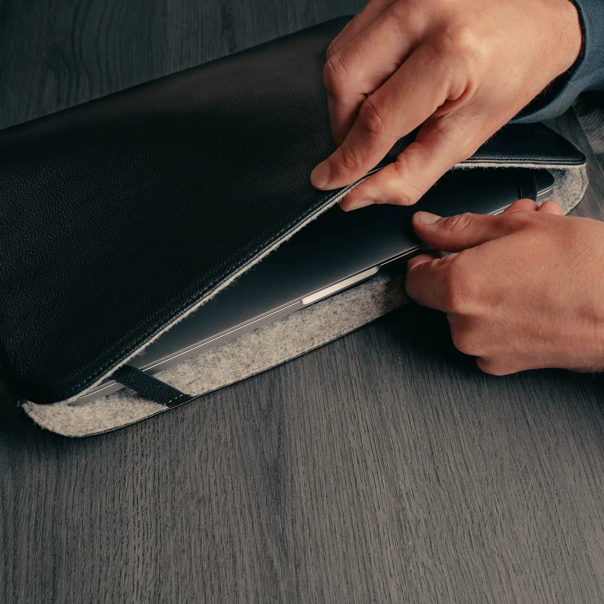 TORRO Custodia per computer portatile– Cover per computer portatile in vera pelle compatibile con Apple MacBook Pro e MacBook Air da 13 pollici / 14 pollici (Nero)