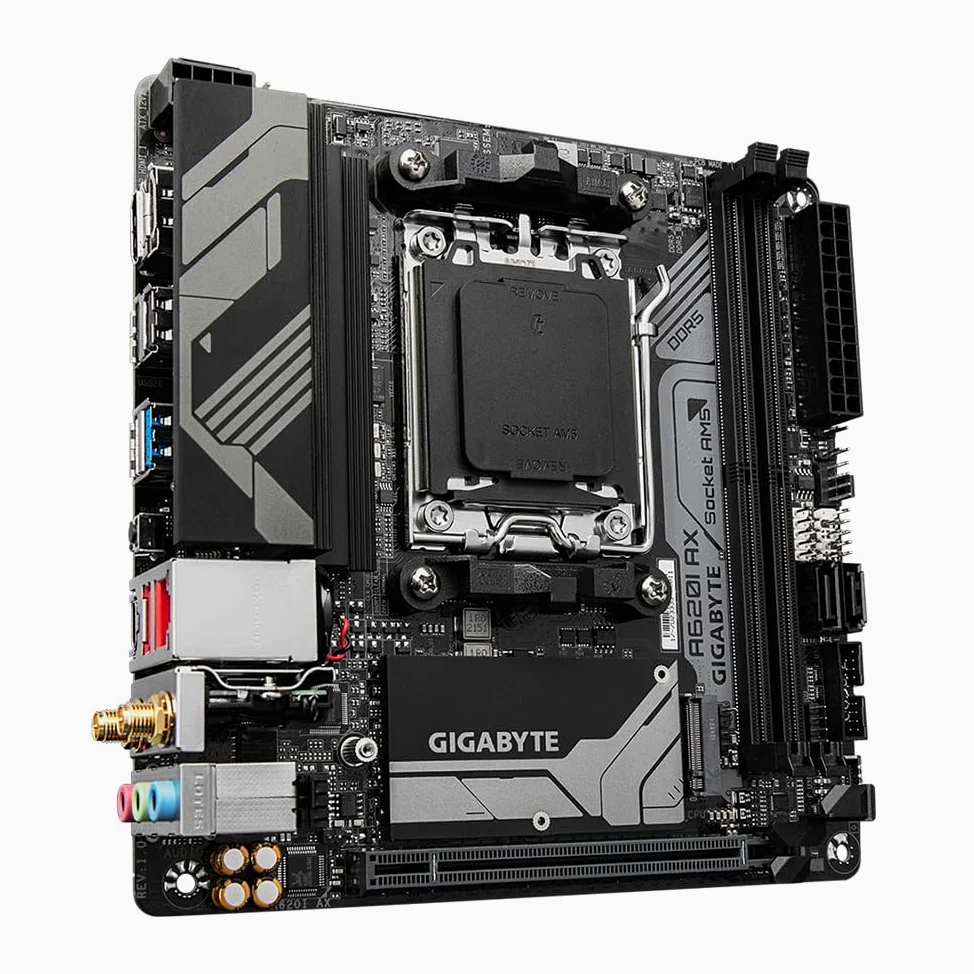 GIGABYTE A620I AX Scheda madre - Supporta CPU AMD Ryzen 8000, VRM digitale a 5+2+1 fasi, fino a 6400MHz DDR5 (OC), 1xPCIe 4.0 M.2, Wi-Fi 6E, LAN 2.5GbE, USB 3.2 Gen 2