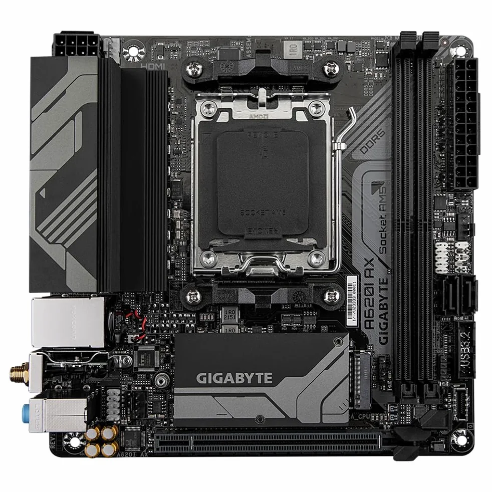 GIGABYTE A620I AX Scheda madre - Supporta CPU AMD Ryzen 8000, VRM digitale a 5+2+1 fasi, fino a 6400MHz DDR5 (OC), 1xPCIe 4.0 M.2, Wi-Fi 6E, LAN 2.5GbE, USB 3.2 Gen 2