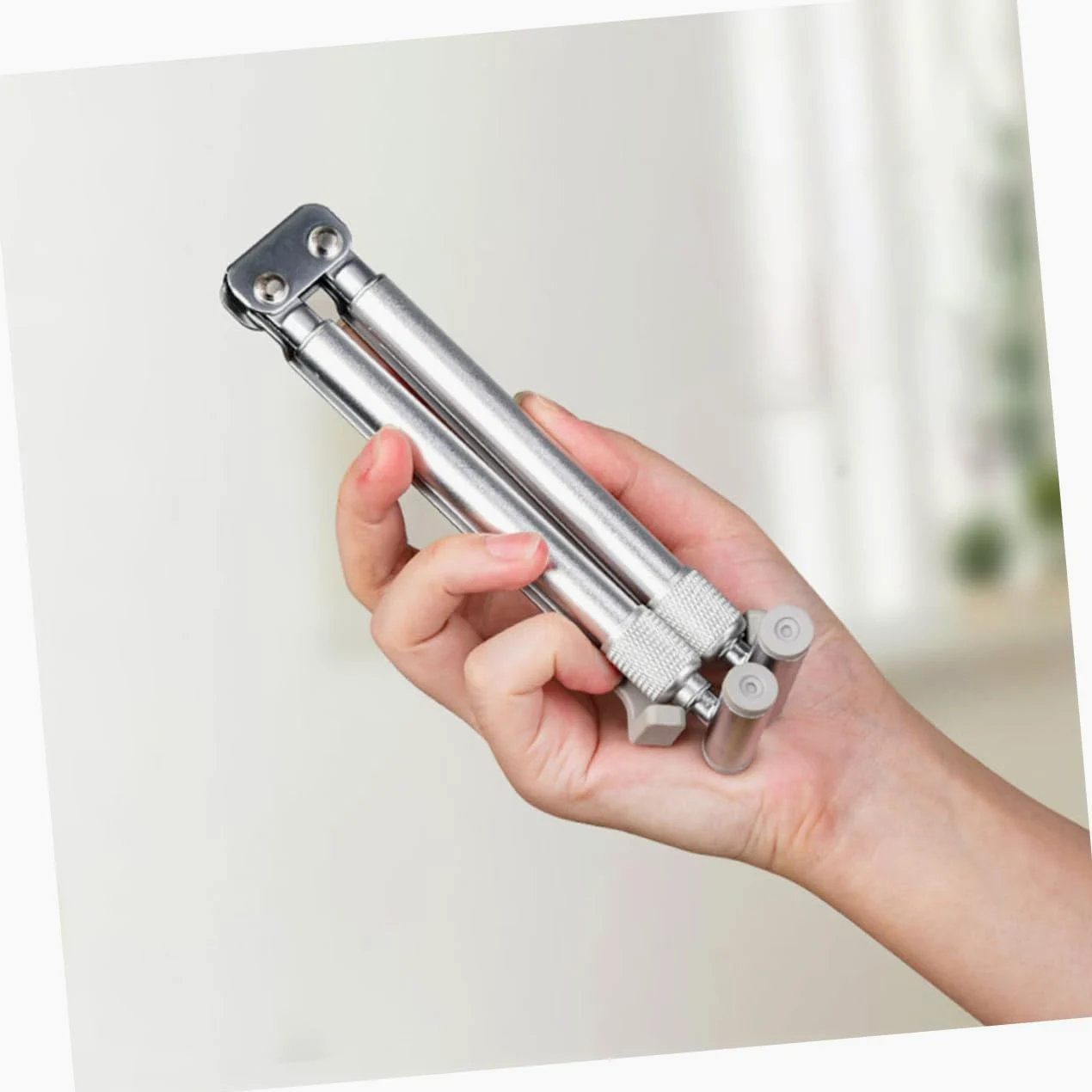 Supporto per Laptop Stabile Argento Struttura Triangolare Portatile senza Vibrazioni Regolabile in Lega di Alluminio e Fondo Traforato per Raffreddamento Durante la Digitazione