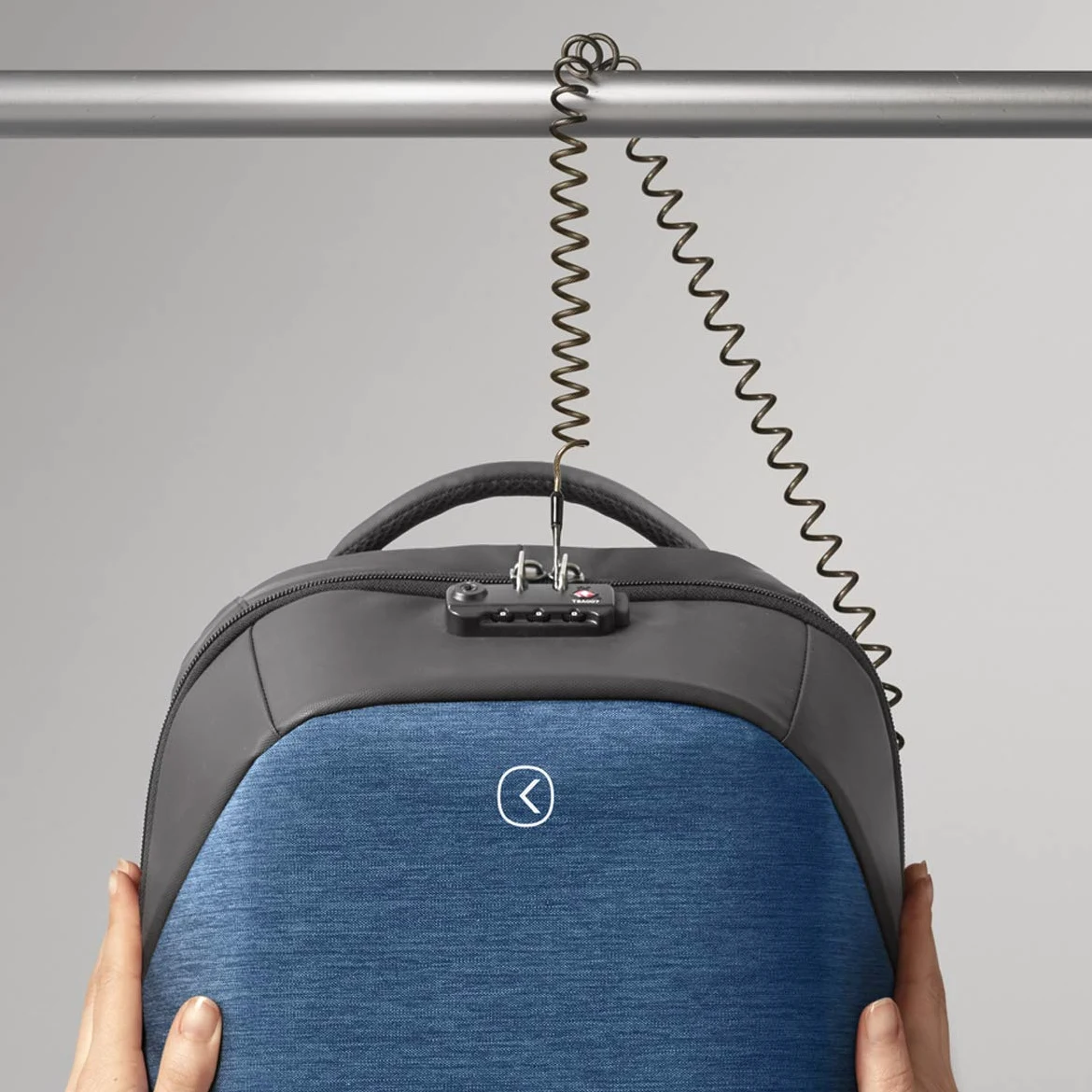 Intempo Zaino Antifurto Versatile Tekniko Big in Tessuto Idrorepellente, Cavo Telescopico Antifurto, Chiusura con Combinazione, Presa USB Esterna, Dimensioni 34 x 46 x 16 cm, Colore Azzurro