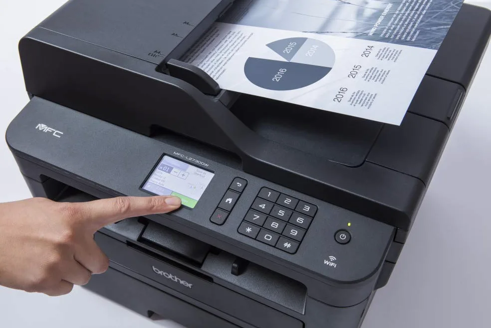 Brother MFCL2730DW Stampante Multifunzione Laser 4 in 1 Bianco e nero , Velocità di Stampa 34 ppm, Scheda Rete Cablata, Wi-Fi, Stampa Fronte/Retro automatica, ADF da 50 Fogli e Display Touchscreen
