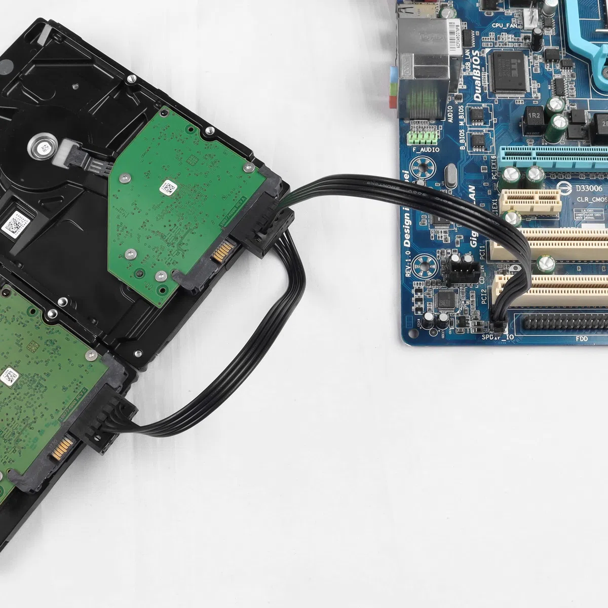 YACSEJAO Cavo splitter da mini 4 pin a SATA, adattatore di alimentazione SATA 15 pin ad angolo retto x2 a mini 4 pin ATX per HDD, SSD, unità ottiche (45 cm, confezione da 2)